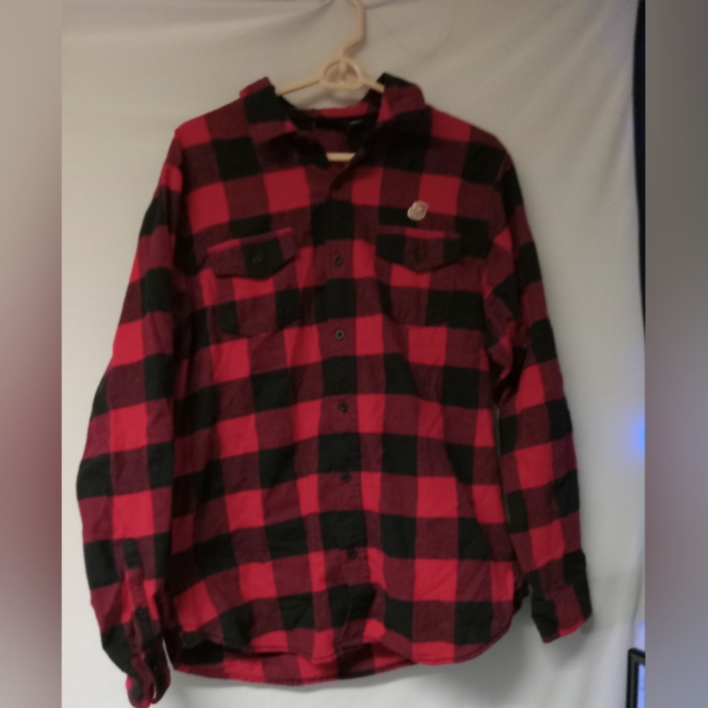 Red and Black Plaid Button-Up Shirt Sz L